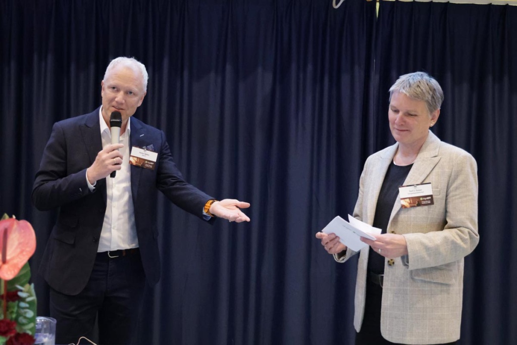 HighEFF director Petter Røkke presents the handbook "Resource and energy collaborations" to Toril Svaan, Department lead at the Ministry of Energy.